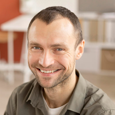 portrait-d-employe-heureux-d-etre-de-retour-au-travail